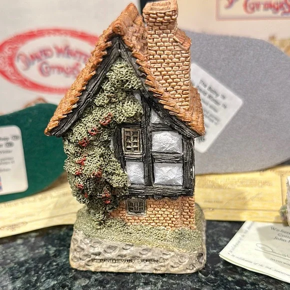 Lot 4 David Winter Cottages Collection signed arch Bothy apothecary’s shop spin - Picture 10 of 11